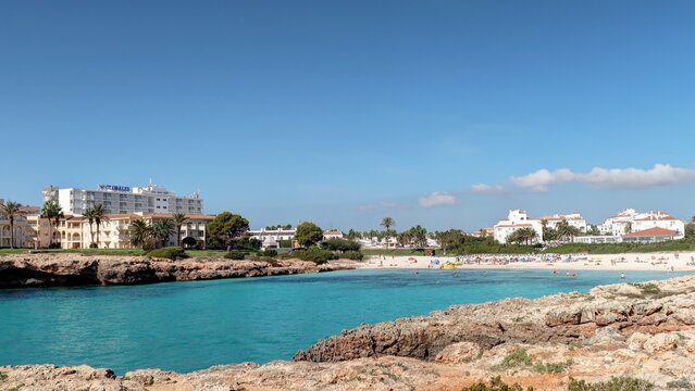 Plage de Son Xoriguer et de Cala en Bosc pr&egrave;s du Phare du Cap d'Artrutx &agrave; Minorque, &icirc;les bal&eacute;ares, Espagne