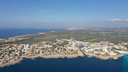 Fototapeta premium Plage de Son Xoriguer et de Cala en Bosc près du Phare du Cap d'Artrutx à Minorque, îles baléares, Espagne