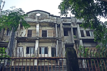 Fototapeta na wymiar abandoned building near mumbai , india 