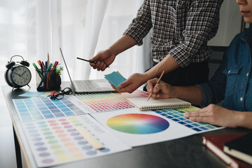 Engineers, graphics, architects and painters are meeting to discuss paint textures. Color tones on post-it sheets that are suitable for each part of the house and the design for recording information