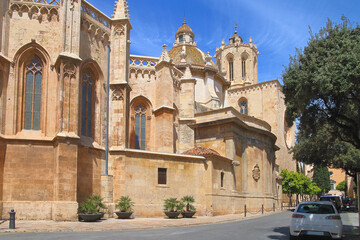 Fototapeta na wymiar Architecture of the ancient city of Tarragona.