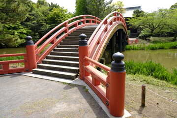 寺院の池にかかる赤い太鼓橋