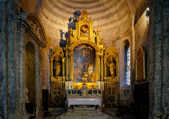 Fototapeta na wymiar Interior View of Sisteron's Romanesque Cathedral
