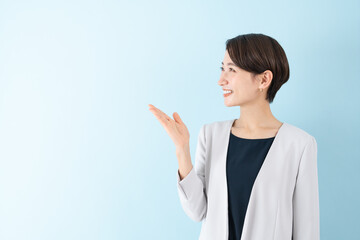 案内する笑顔のビジネスウーマン