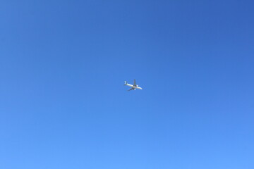 Obraz premium Mountain View, clouds, plane, and tree