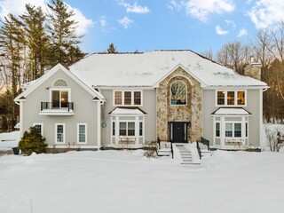 Obraz premium Beautiful, traditional white house in a winter countryside setting in New England