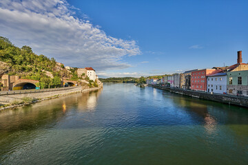 Obraz premium Passau, Aussicht von der Prinzregent-Luitpold-Brücke über die Donau zur Innmündung, Tunnel und Häuserzeile, Tourismus, Sommer, Niederbayern, Bayern, Deutschland