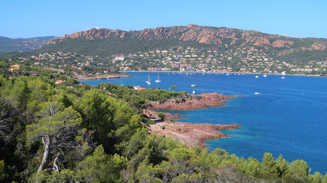 Panorama sur le Rastel et la rade d&rsquo;Agay &agrave; Saint-Rapha&euml;l dans le Var, paysage de la c&ocirc;te d&rsquo;azur, avec les rochers rouges du massif de l&rsquo;Est&eacute;rel et l&rsquo;eau bleue de la mer M&eacute;diterran&eacute;e (France)