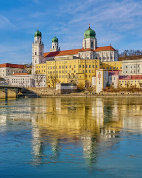 Passau, Innstadt Aussicht &uuml;ber den Inn zum Dom St. Stephan, Spiegelung mit Platz f&uuml;r Text, Niederbayern, Bayern, Deutschland
