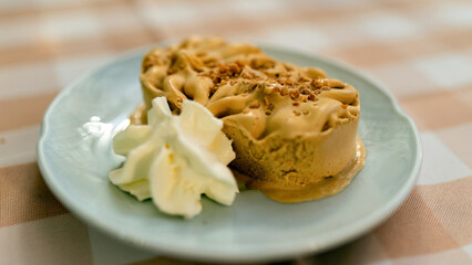 postre de turrón con nata