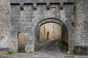 Fototapeta na wymiar Porte d'entrée fortifiée de la cité médiévale de flavigny-sur-Ozerain, un des plus beaux villages de France en Côte d'Or en Bourgogne