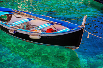 kleines blaues Fischerboot über kristallklarem Wasser