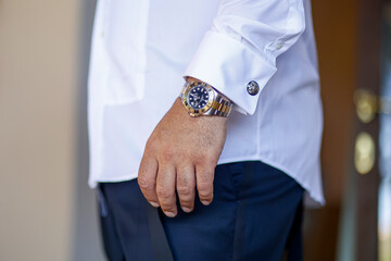 orologio al polso di una mano da uomo 