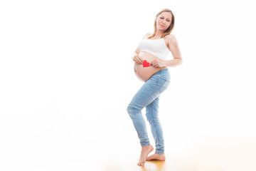 Portret nierozpoznawalnej kobiety podczas ostatnich miesięcy ciąży, trzymającej swój duży...