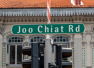 Obraz premium Green road sign in downtown Singapore