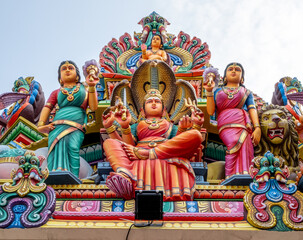 Obraz premium Colorful figures at a landmark Hindu temple in downtown Singapore