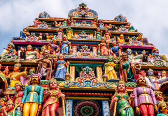 Naklejka premium Colorful figures at a landmark Hindu temple in downtown Singapore