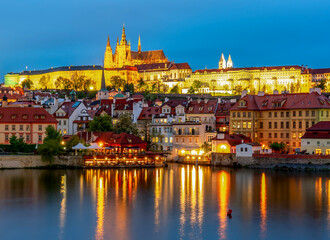 Obraz premium Prague castle with St. Vitus Cathedral over Lesser town (Mala Strana) at sunset, Czech Republic