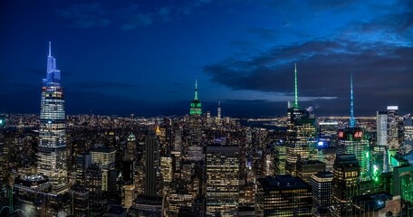 Fototapeta premium Aerial view of the impressive skyline of New York city at night, illuminated by numerous lights