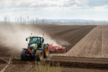 Obraz premium Tractor working in the field