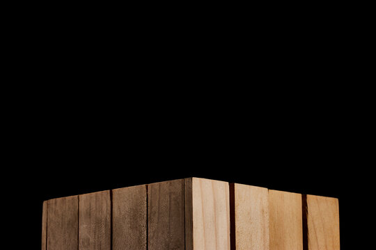 caja de madera cl&aacute;sica en fondo negro como base ideal para exhibir productos cosm&eacute;ticos, alimenticios y otros / classic wooden box on a black background as an ideal base for displaying cosmetic, food 