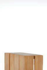 caja de madera clásica clara en fondo blanco como base ideal para exhibir productos cosméticos, alimenticios y otros / light classic wooden box on a white background as an ideal base for displaying co