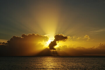 Fototapeta na wymiar 沖縄県小浜島　トゥマールビーチの美しい朝日と光芒