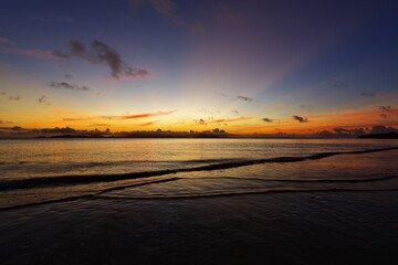 沖縄県小浜島　トゥマールビーチの美しい朝焼け