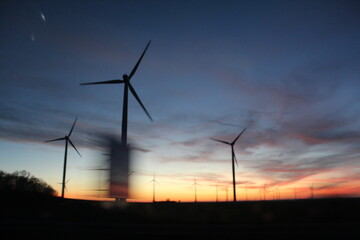 Windkraftanlagen bei Sonnenuntergang in Sachsen-Anhalt