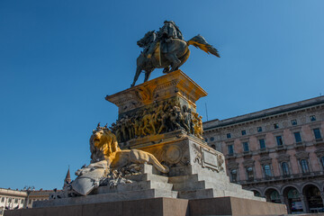 Obraz premium Statue of Vittorio Emanuele on horseback smeared with yellow color