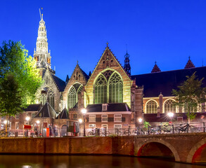 Fototapeta premium Old Church (Oude Kerk) and Amsterdam canals at night, Netherlands