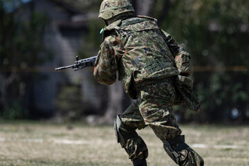 ライフルを構える自衛官