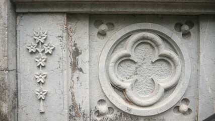 Diseño floral ornamental en elieves escultóricos  de fachada