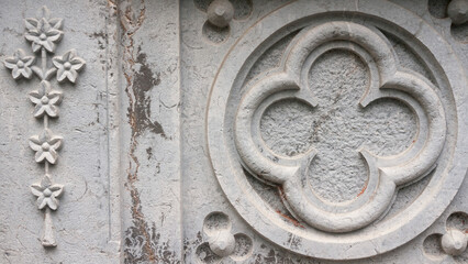 Diseño floral ornamental en elieves escultóricos  de fachada