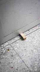 Taco de madera como tope en puerta metálica