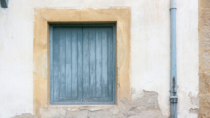 Fototapeta na wymiar Puertas y ventanas de madera azul en casa solariega