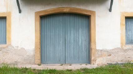 Puertas y ventanas de madera azul en casa solariega