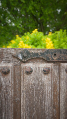 Puerta de madera en jardín de casa rural