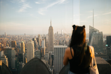 Chica mirando la ciudad de nueva york