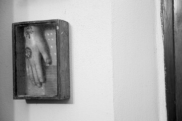 Dettaglio di una reliquia religiosa di un amano appesa nel muro di una chiesa