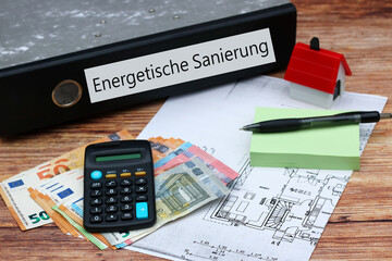 Euro Geldscheine undTaschenrechner mit dem Text Fördermittel energetische Sanierung auf einem...