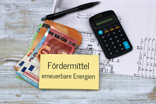 Euro Geldscheine, Taschenrechner mit dem Text F&ouml;rdermittel energetische Sanierung auf einem Notizblock.	
