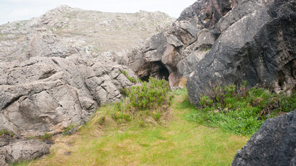 Fototapeta premium Zona de hierba rodeada de rocas