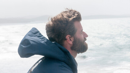 Fototapeta na wymiar Retrato de hombre barbudo junto al mar