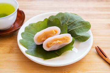 お茶とみそ餡のかしわ餅