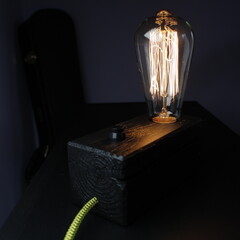 Minimalistyczna lampka z żarówką Edisona - obrazy, fototapety, plakaty