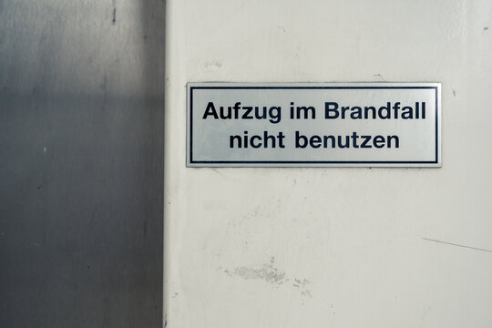Neben einem Fahrstuhl ist ein Schild angebracht mit der Aufschrift: "Aufzug im Brandfall nicht benutzen"