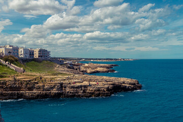 Fototapeta na wymiar waterfront with cliff