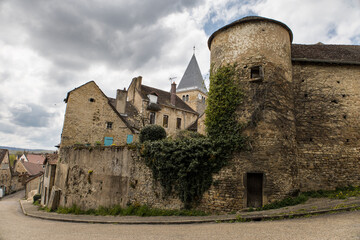 Fototapeta na wymiar enceinte fortifiée du village de buxy en saône et Loire