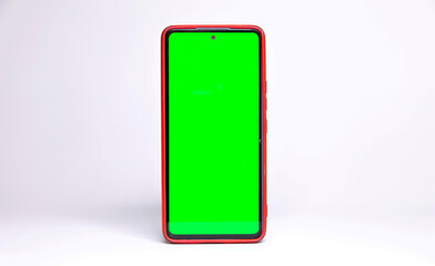 Celular con pantalla verde, en fondo blanco con sombra, horizontal, con funda roja